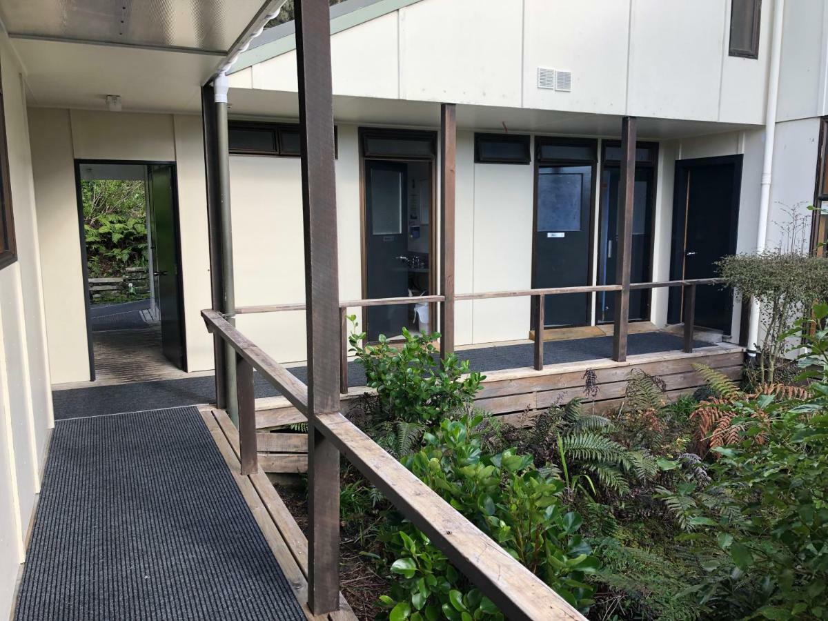 Stewart Island Backpackers Hostel Half-moon Bay Exterior photo