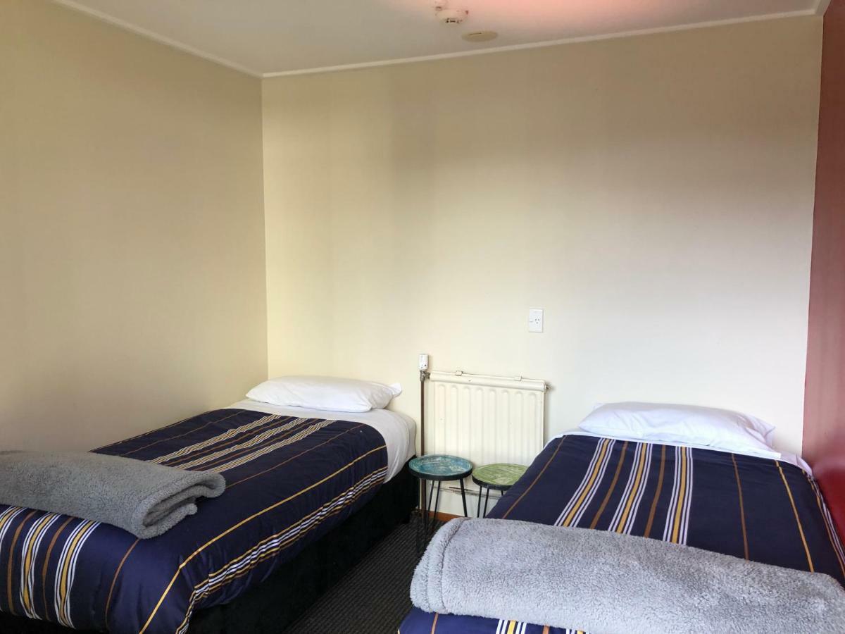 Stewart Island Backpackers Hostel Half-moon Bay Exterior photo
