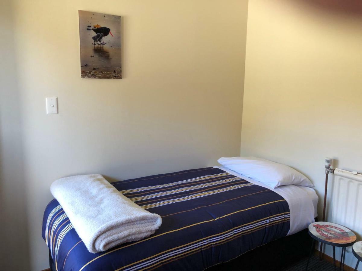 Stewart Island Backpackers Hostel Half-moon Bay Exterior photo
